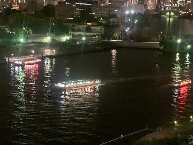 今夜は屋形船が賑わってます