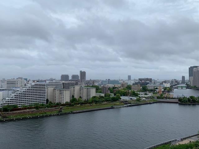 厚い雲しっとりした朝「優しさは連鎖していく」