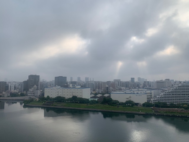 雲の間から差し込む朝陽「案外うまくいく」