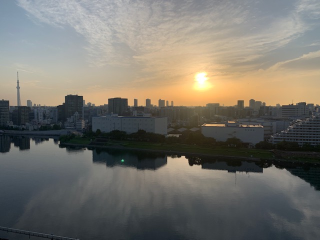 大きな朝陽と綺麗な青空「自分が口にする言葉」