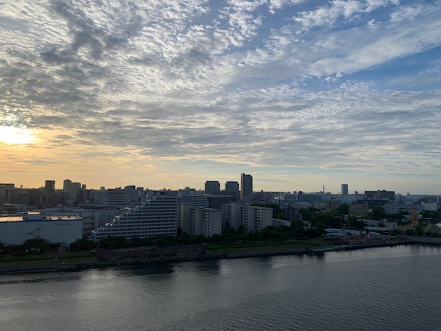 綺麗な朝陽と青空「今の自分が好き」