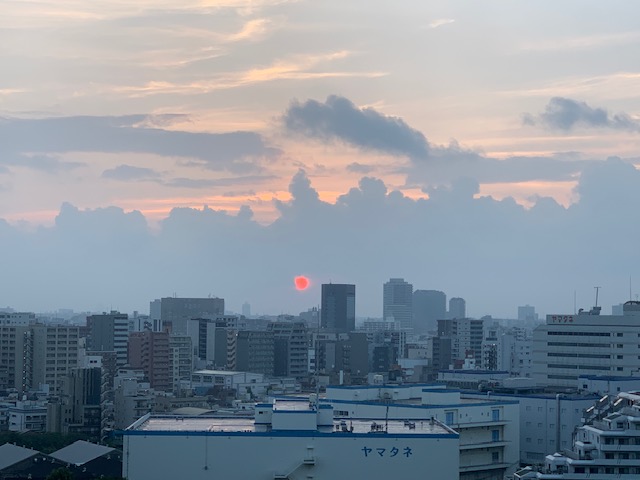 雲の中の真っ赤な朝陽「人にやさしく」