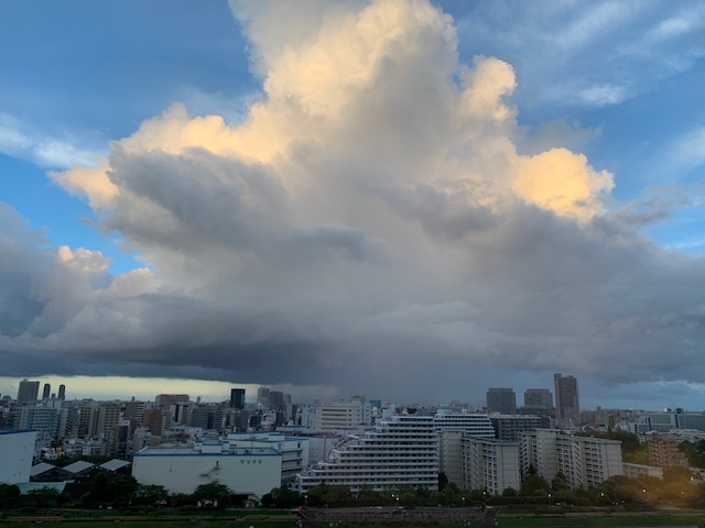 突然の真っ暗な雨柱