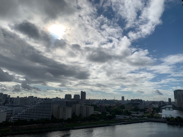 雲の形が楽しい朝「手放して人生の浄化」