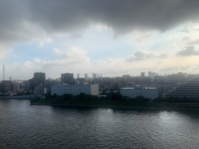 上空に重たい雲「気を持たせない」