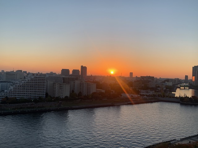 太陽の位置が南東に「朝起きる時間」