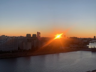 オレンジ色の綺麗な夜明け「睡眠はとても大切」