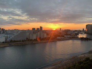 気温の割には寒い夜明け「助け合い」