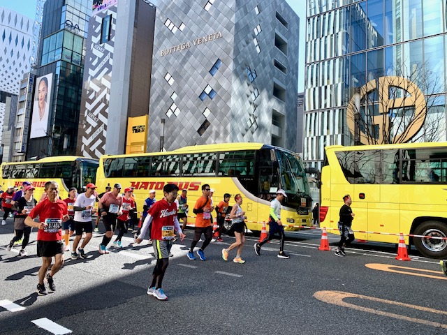 銀座に戻ったら東京マラソン通過中