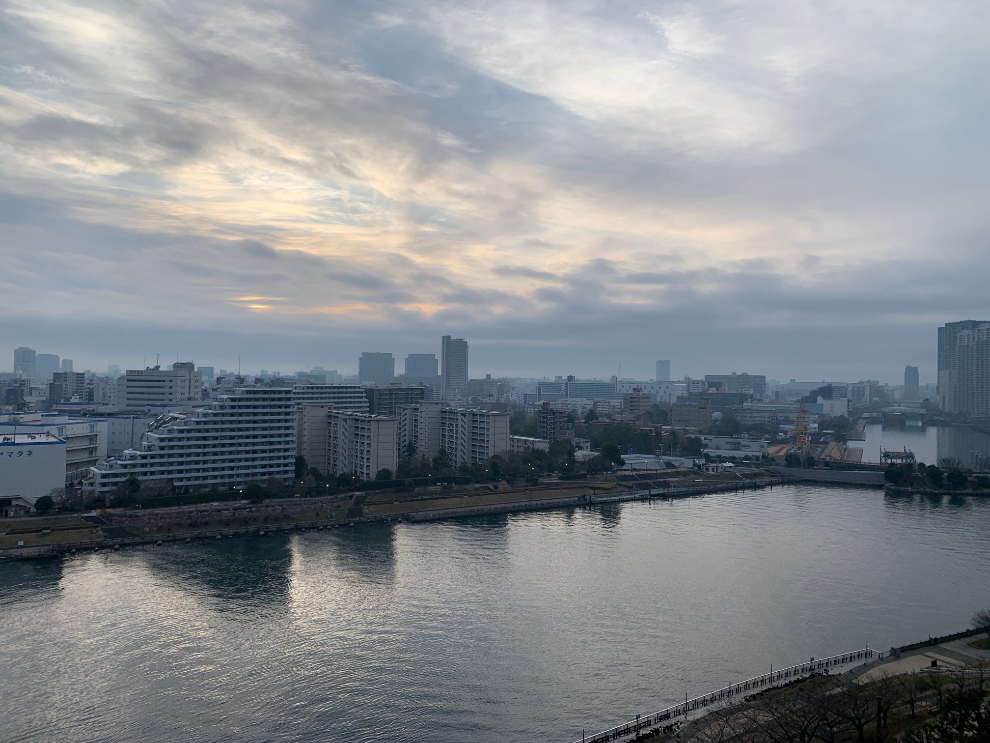 雲の間から見え 陽射し「時には空を見上げて」