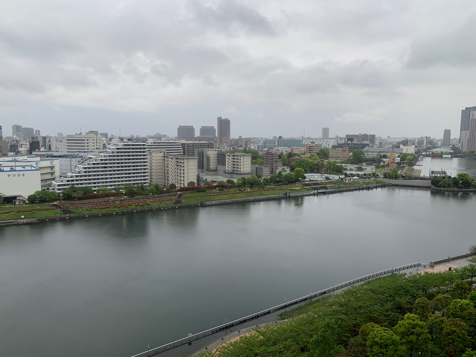 雨空で肌寒い朝「納得する生き方」