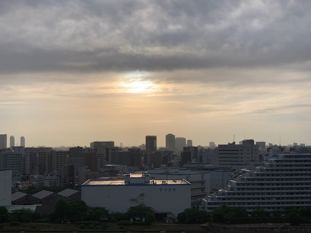 雲の間から覗く朝「お辞儀が美しい」