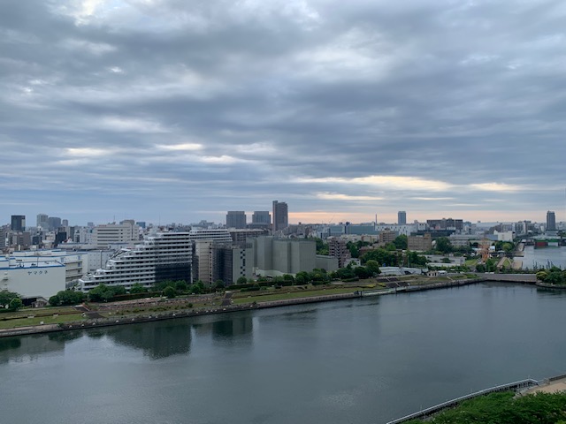 雲が多く肌寒い朝「もっと自分を大切に」