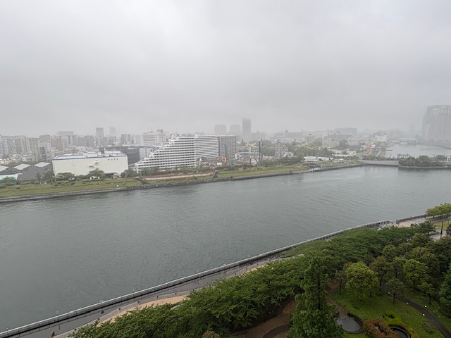 小雨で視界のない朝「身近な人ほど大切に」