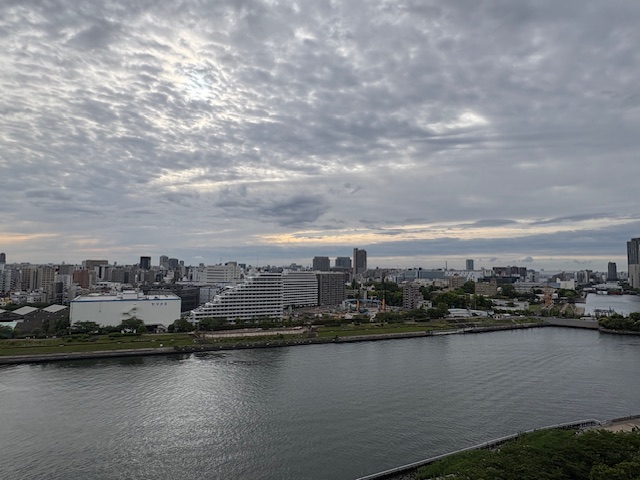 曇り予報の合間に朝陽が「力を抜いて」