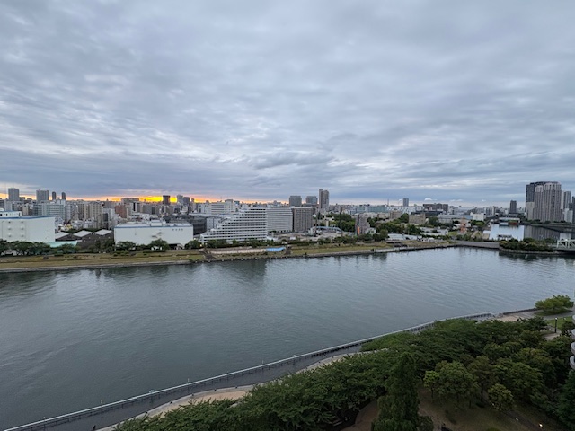 雲の下から覗く朝陽「今を大切に」