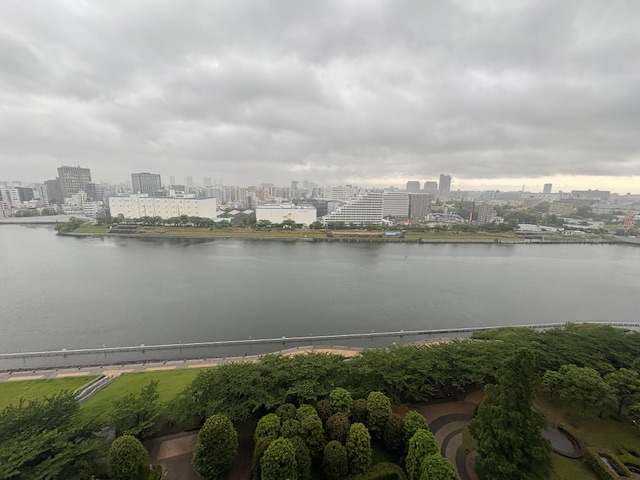霧雨の梅雨空の朝「物音を立てない」