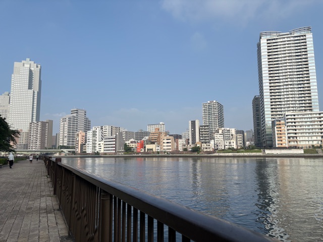 今朝は西へウォーキング