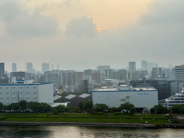 雲に見え隠れする朝陽「休む・立ち止まる」