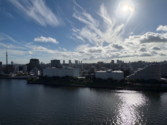 大きく明るい朝陽「あなたはあなた」