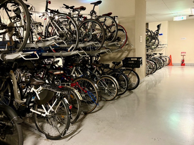朝早過ぎて自転車置き場から出発