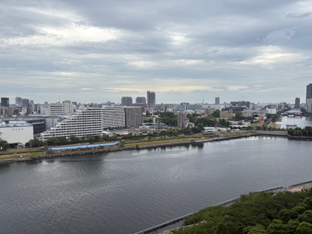 静かな朝小雨予報で連休中日「素直」
