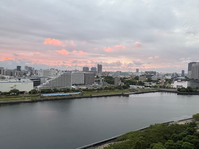 雲がピンク色で可愛らしい夜明け「できると信じる」