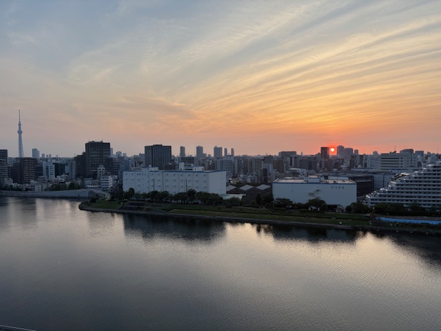 真っ赤な朝陽素敵な 週末の始まり「時間は有限」