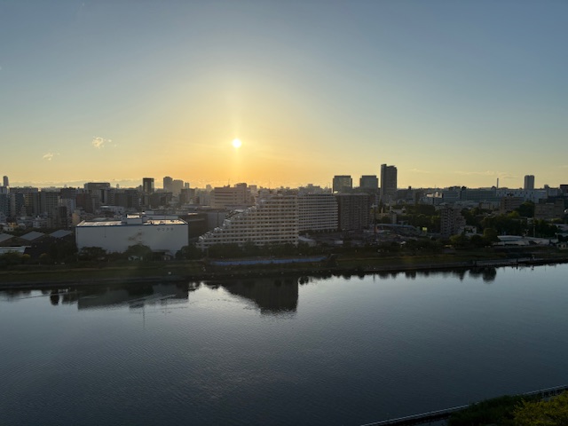 大きく明るい朝陽「ひと休みひと休み」