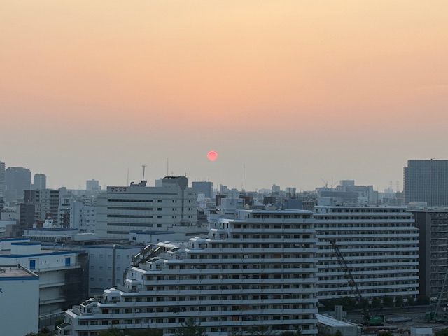 ピンク色の薄曇り「他人への気遣い」