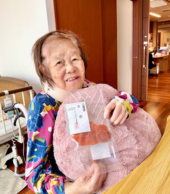 大好きな杏を食べられて嬉しそうな母