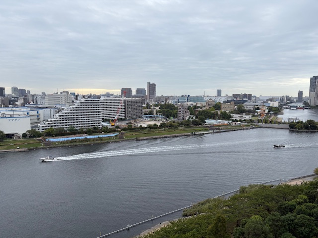 仲良く航跡波を残して進む二艘「身近な人ほど大切に」