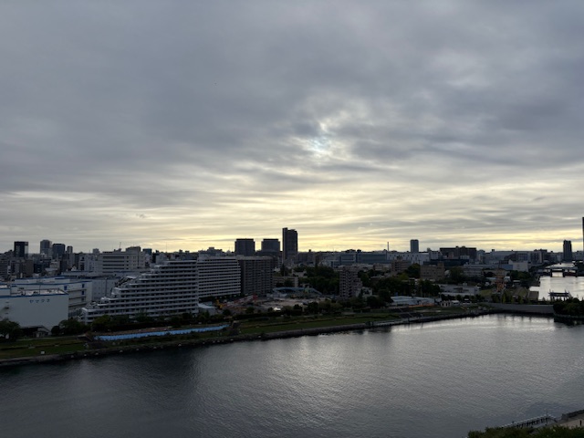 雲が多めでも陽射しがある朝「どうやったらできるか」