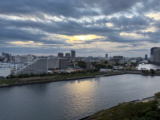 雲の間から明るい光「現状維持は衰退」
