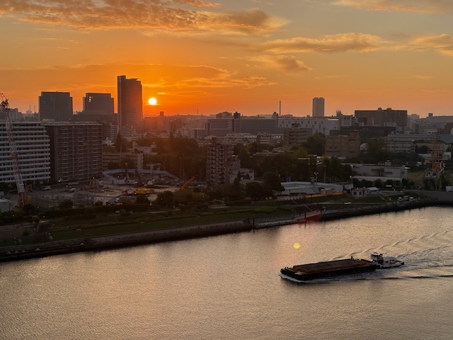 冷たい空気の夜明け前オレンジ色にパワー「信じる気持ち」
