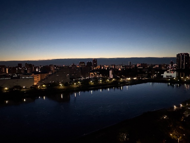 地平線の様な雲の朝の風景「やりたくないだけ」