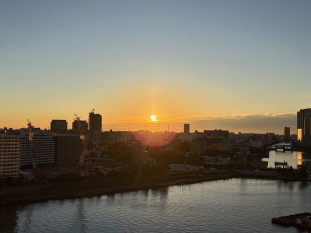 寒い冬の夜明け前「音をさせない」