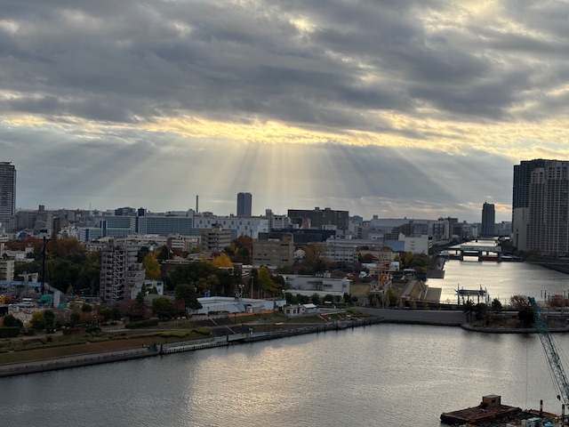 雲の合間から明るい陽射し「挨拶」