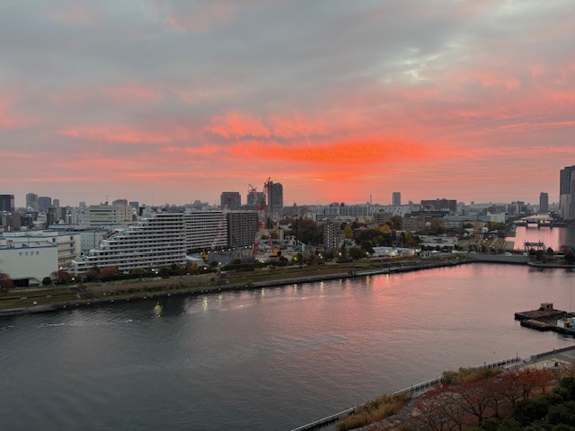 雲に映るピンクの夜明け「頑張り過ぎていませんか？」