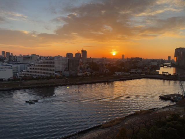 大きな朝陽は真東から東南へ「笑う」