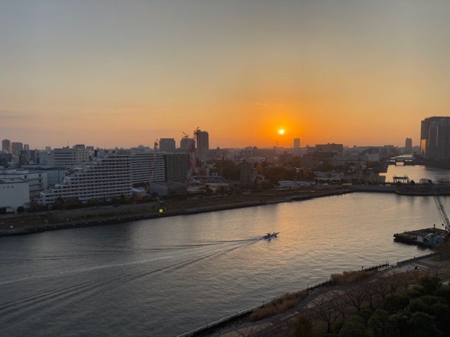 朝陽を浴びて船が進みます「作法」