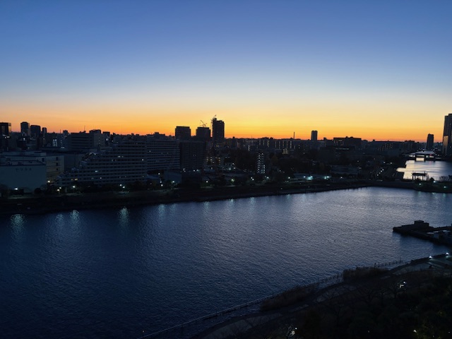 鮮やかなオレンジ色の朝気温2℃「真剣に生きる」