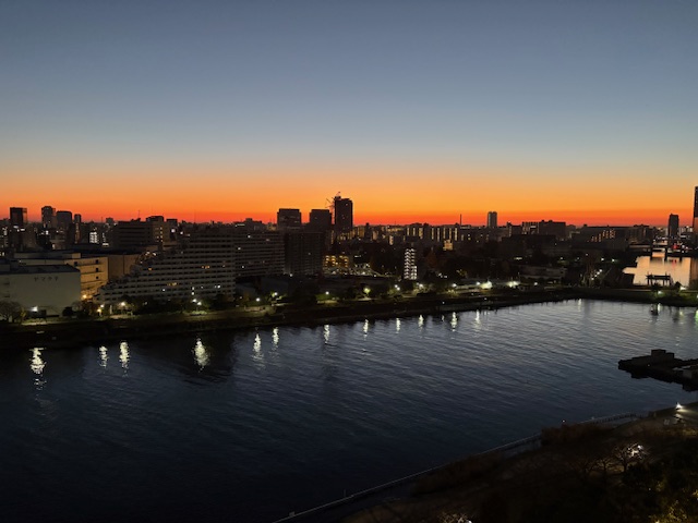 冬の夜明け前は萌える様な色合い「頑張り過ぎ」