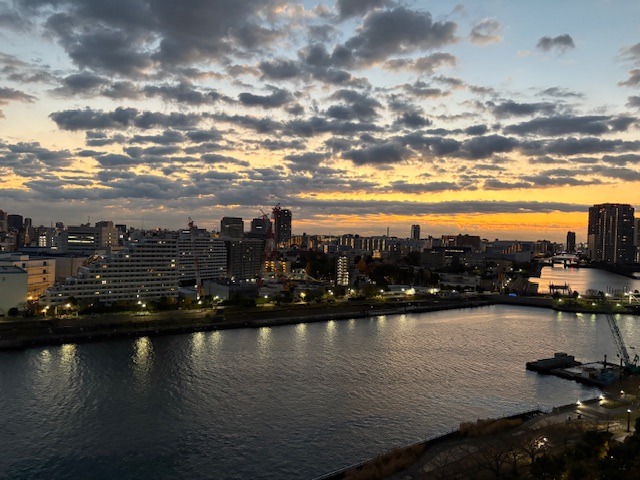 雲が多めの夜明け「体が資本」