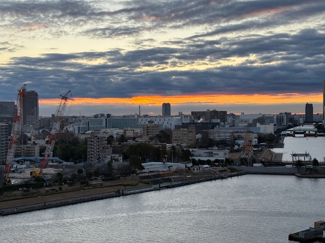 雲に映る朝陽が力強くて綺麗な朝「自分にしか できないこと」