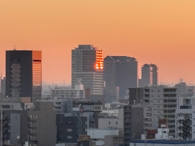 空一面オレンジ色の夜明け「勘違いしていない」