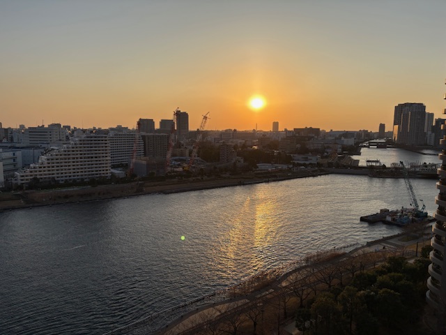 パワー溢れる大きな朝陽「物を扱う時」