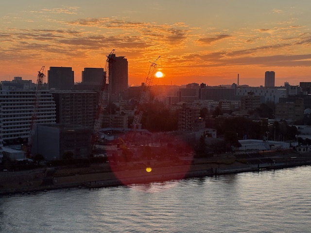 大きな朝陽と青空「最後には上手くいく」