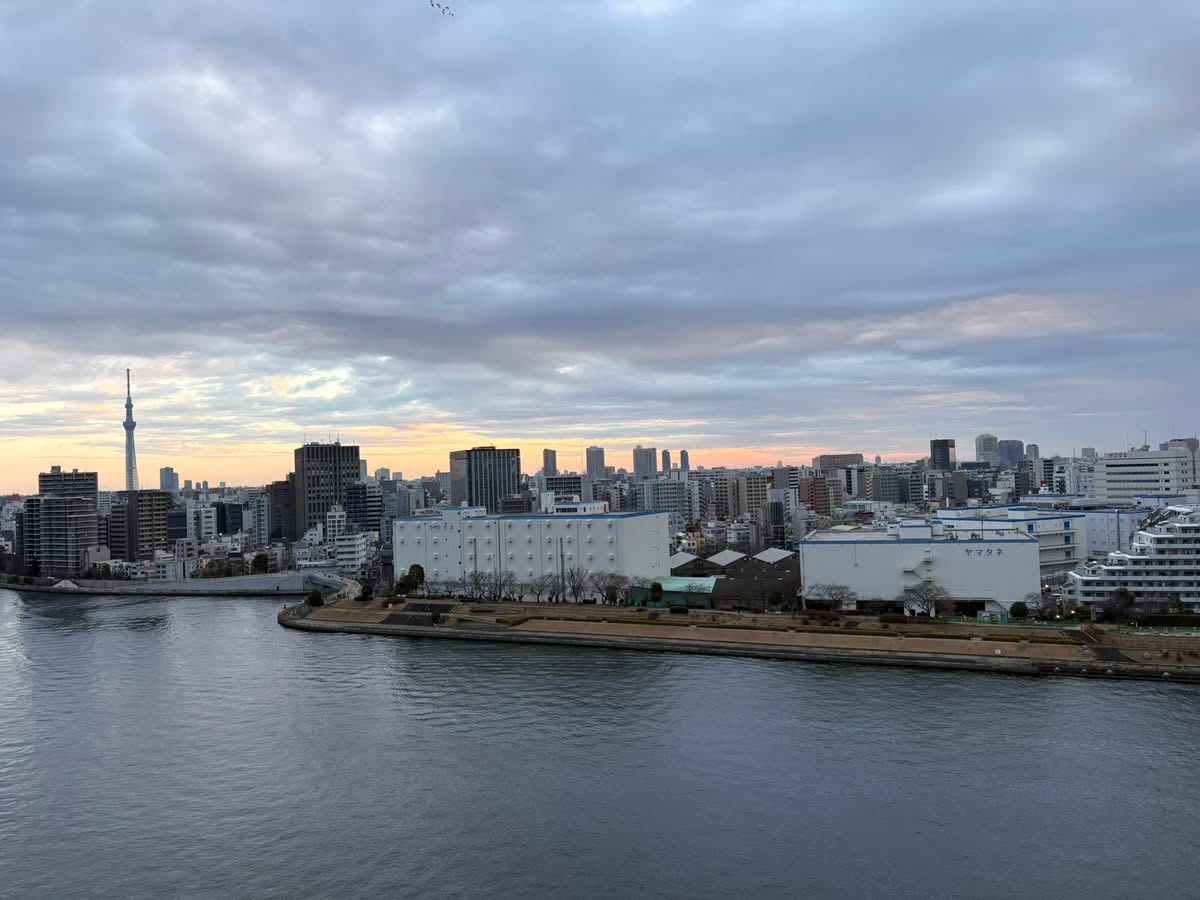 雲の下から覗く日の出の色「表裏一体」
