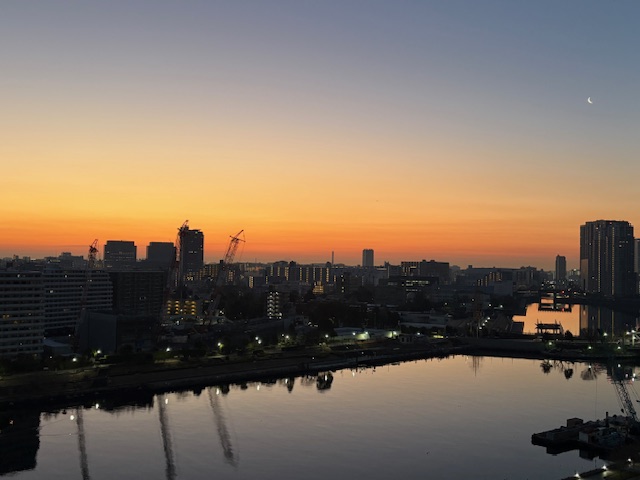 三日月が残る夜明け「倍返し」